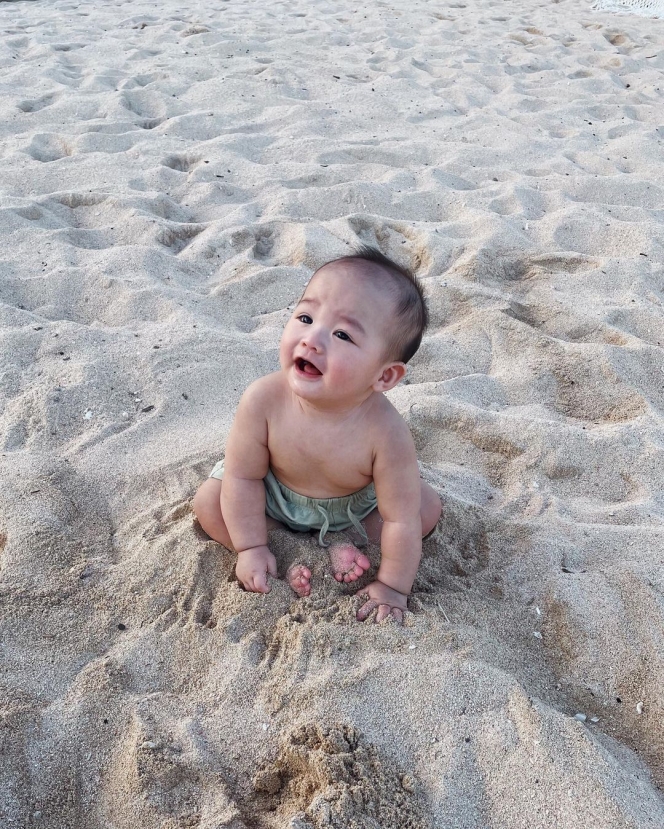 Potret Avery Anak Fendy Chow Main Pasir Pantai, Ekspresinya Super Gemas Kiyowo