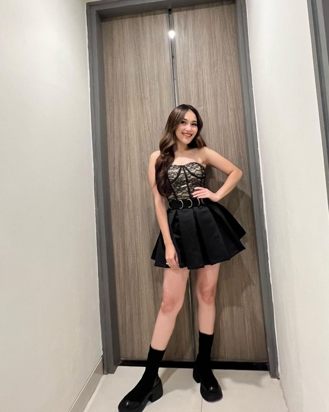 Potret Ayu Ting Ting Pakai Rok Mini hingga Blazer Bling-Bling, Netizen: Ini Penyanyi Dangdut atau Idol Korea?