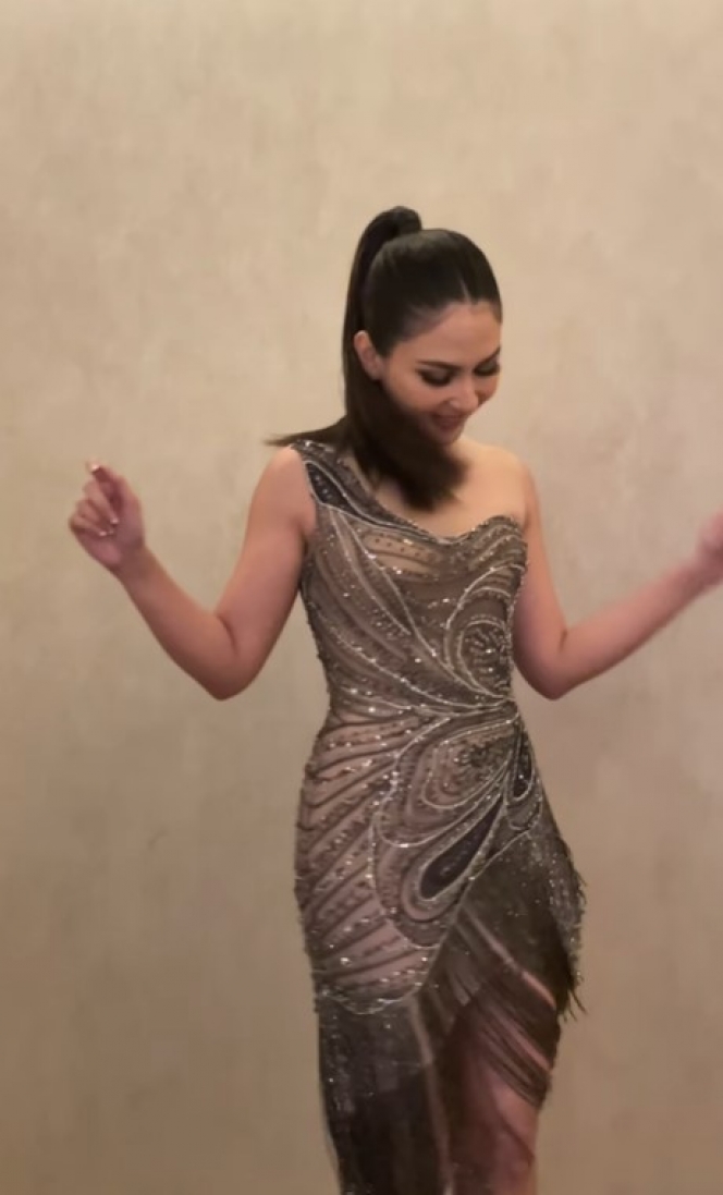Potret Gaun Jessica Mila di Acara After Party Pernikahannya, Kenakan Dress Mini dengan Rumbai yang Menawan