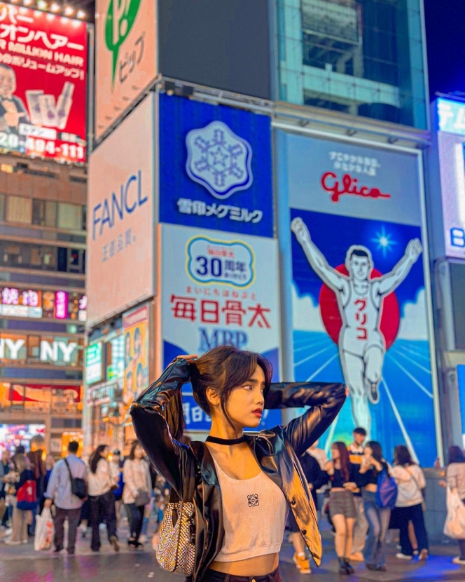 Udah Kayak Warlok, Ini 11 Potret Kece Fuji saat Liburan ke Jepang yang Curi Perhatian
