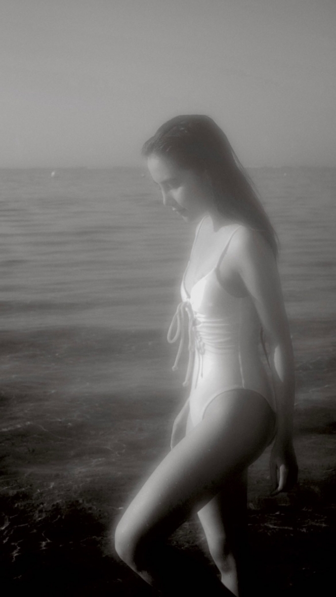 Potret Agatha Chelsea Bersantai di Pantai, Disebut Mermaid Nyasar oleh Netizen