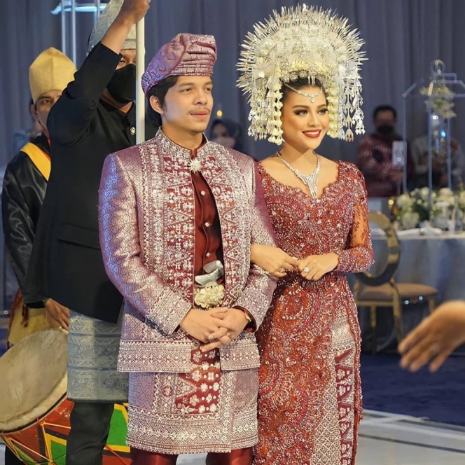 Termasuk Enzy Storia, Ini Deretan Artis yang Tampil Cantik Saat Menikah dengan Adat Minang