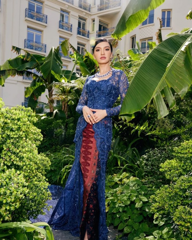 The Real Princess! Potret Raline Shah Berkebaya Biru di Cannes Film Festival Sukses Pukau Publik