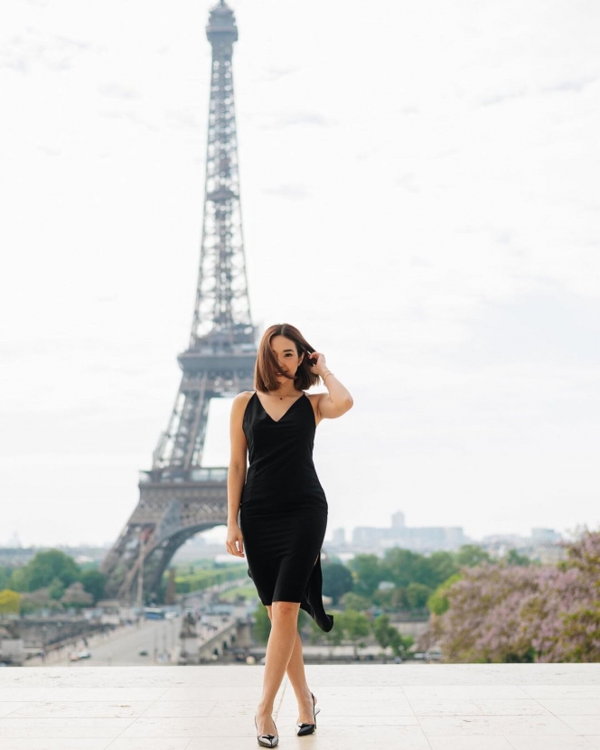6 Potret Gisella Anastasia di Paris, Cantik Pakai Dress Hitam Belahan Tinggi