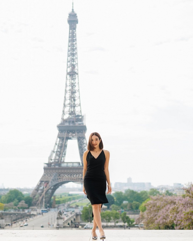 6 Potret Gisella Anastasia di Paris, Cantik Pakai Dress Hitam Belahan Tinggi
