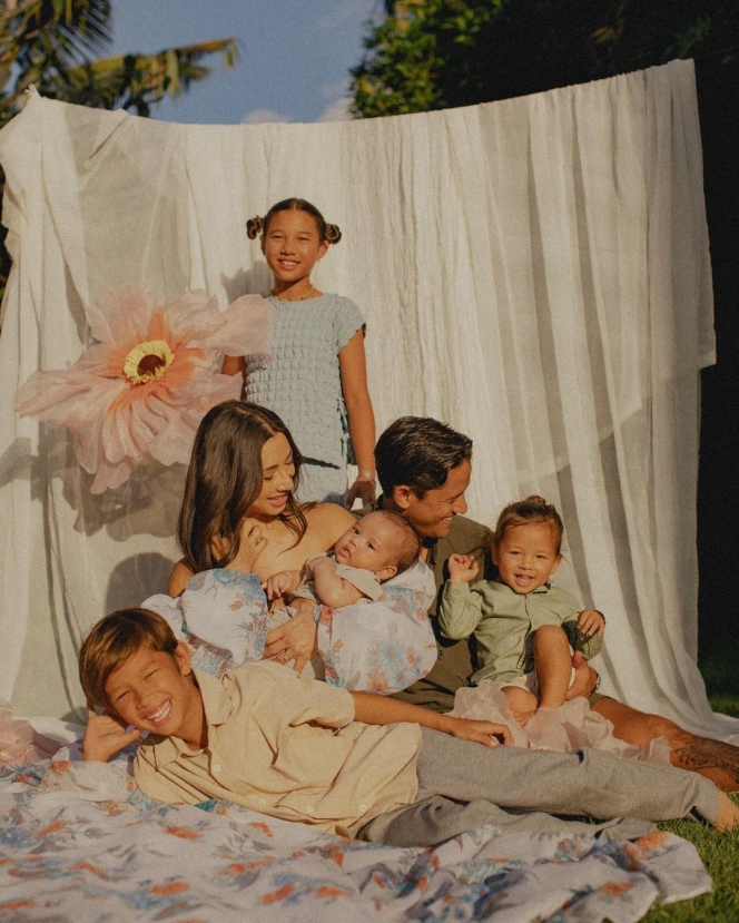 Pemotretan Terbaru Keluarga Jennifer Bachdim Bareng 4 Anaknya, The Real Family Goals Idaman! 