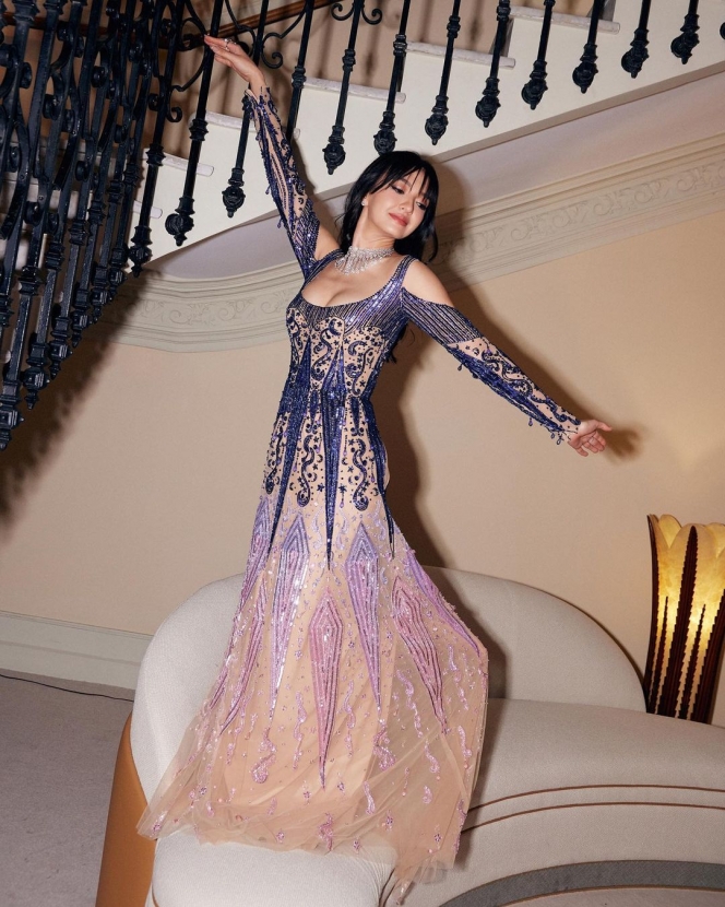 Glamour dan Berkelas! Ini 10 Potret Raline Shah Pakai Gaun Biru Metalik di Cannes Film Festival 2023 yang Sukses Pukau Publik
