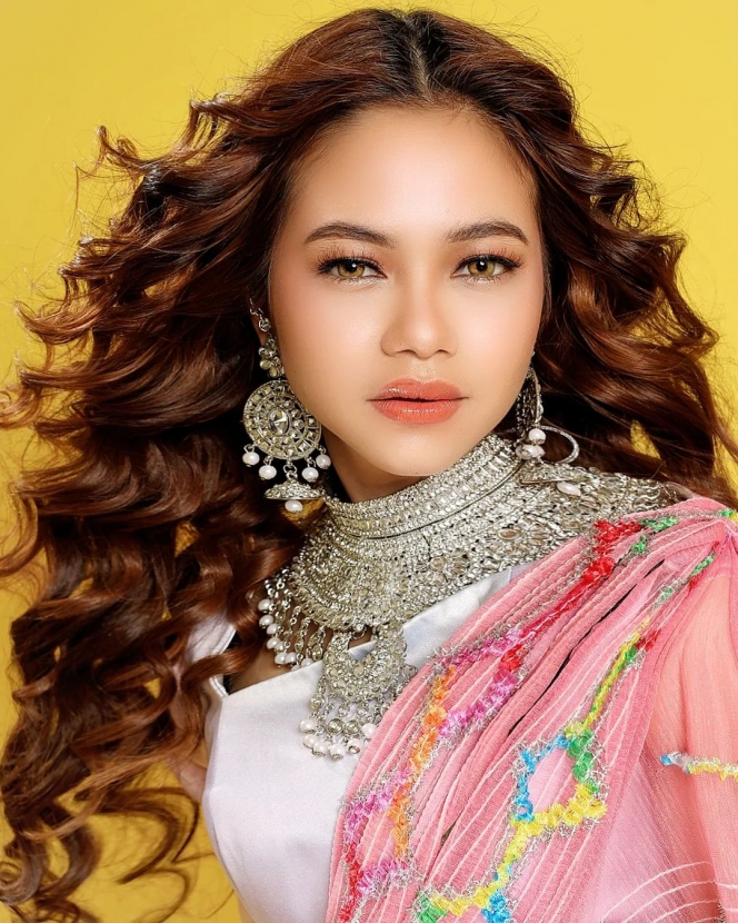 9 Pemotretan Terbaru Rara LIDA, Gorgeous Abis Bak Gadis Bollywood dengan Rambut Kriting dan Pirang