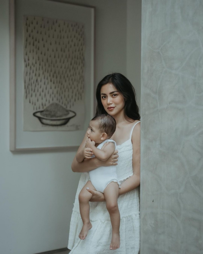 Pemotretan Keluarga Jessica Iskandar dan Vincent Verhaag, Tampil Estetik dan Kompak Pakai Outfit Putih