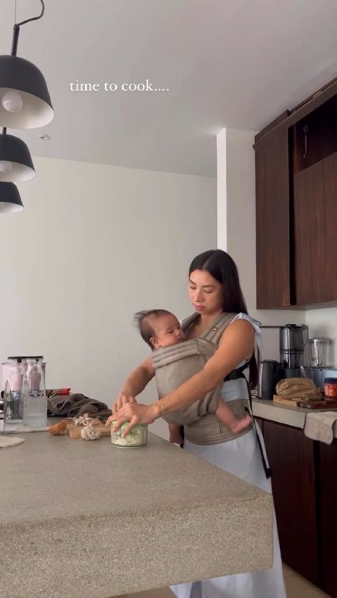 Definisi Super Mom, Ini Deretan Potret Jennifer Bachdim Cekatan Memasak Sambil Gendong Anak