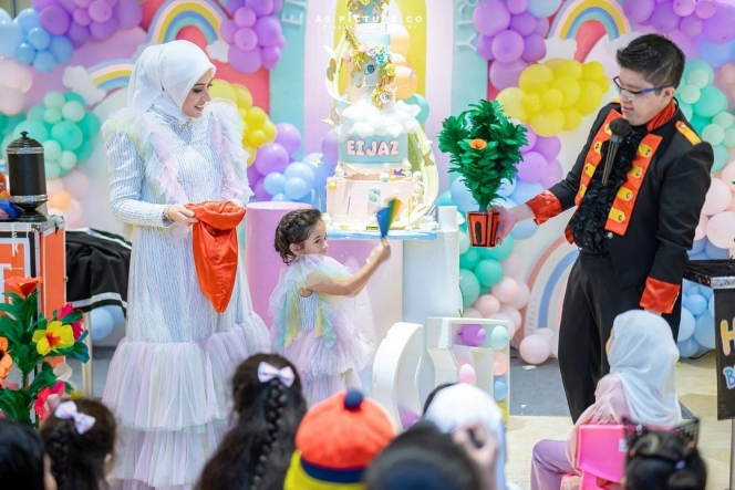 Bak Princess, Ini 10 Potret Perayaan Ulang Tahun ke-5 Queen Eijaz Anak Fairuz A Rafiq Bertema Unicorn