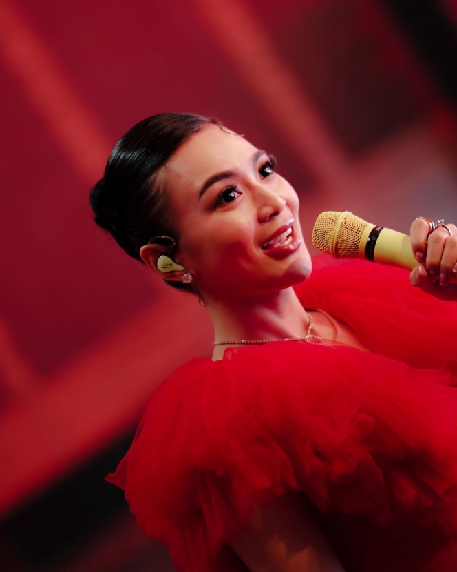 8 Potret Wika Salim Manggung Pakai Dress Merah, Anggun sekaligus Gemes!