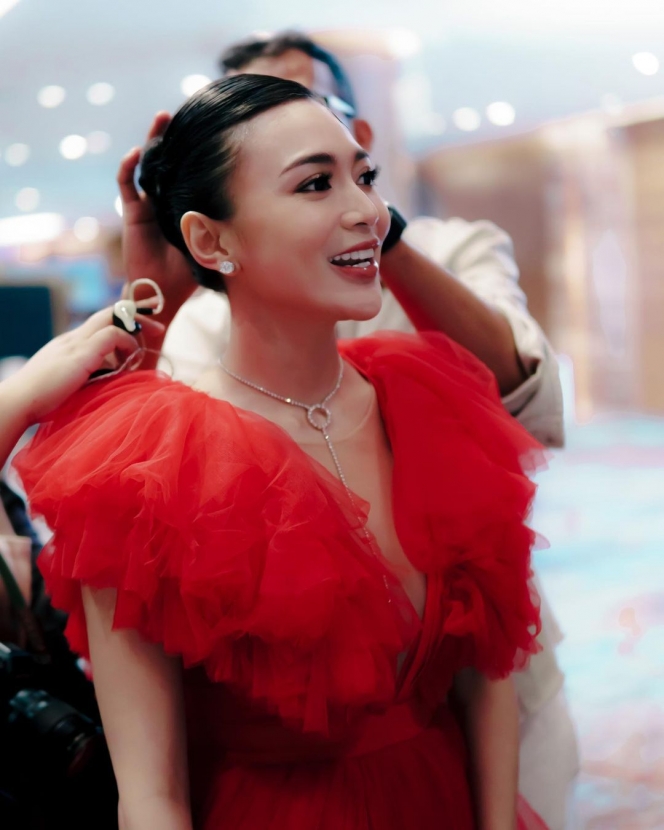 8 Potret Wika Salim Manggung Pakai Dress Merah, Anggun sekaligus Gemes!