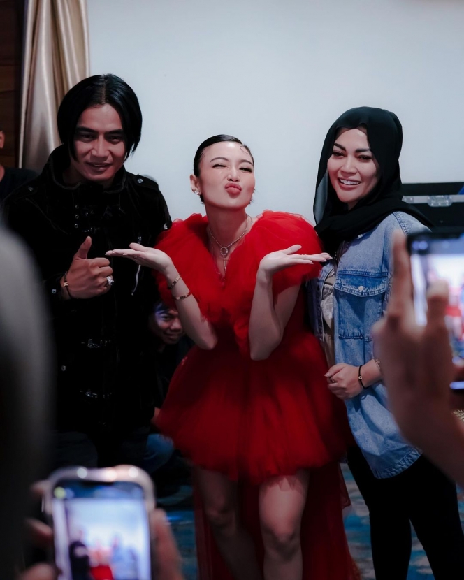 8 Potret Wika Salim Manggung Pakai Dress Merah, Anggun sekaligus Gemes!