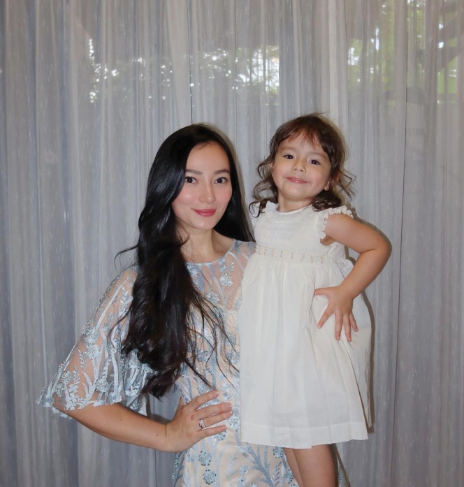 10 Potret Terbaru Chloe Anak Asmirandah dan Jonas Rivanno Pakai Dress Putih, Pesonanya Makin Cute Overload!