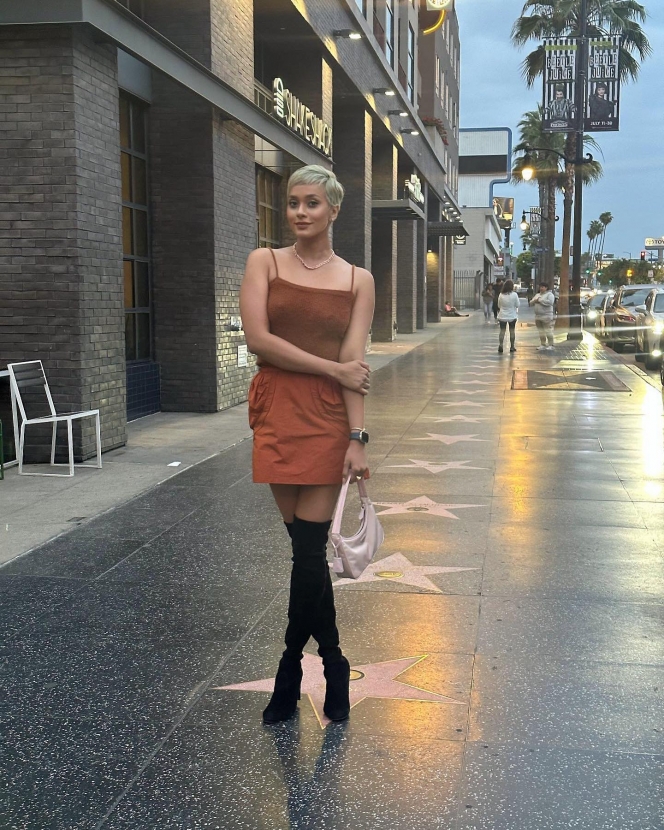 Potret Menawan Kimmy Jayanti di Beverly Hills, Tampilkan Lekuk Tubuhnya dengan Gaun Coklat