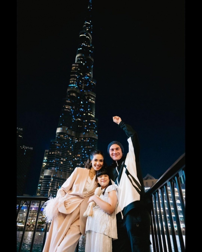 Potret Keluarga Vino G Bastian Liburan di Dubai, Harmonis Banget!