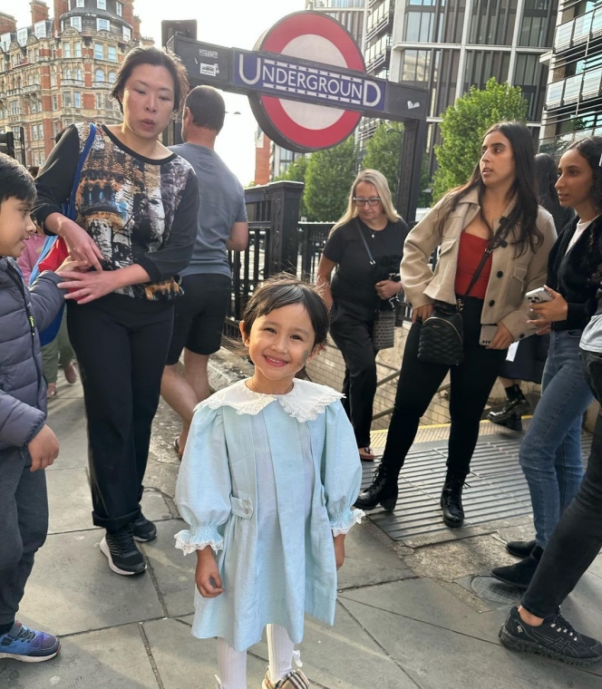 10 Potret Liburan Kartika Putri dan Keluarga di London, Paras Cantik Khalisa Sukses Curi Perhatian