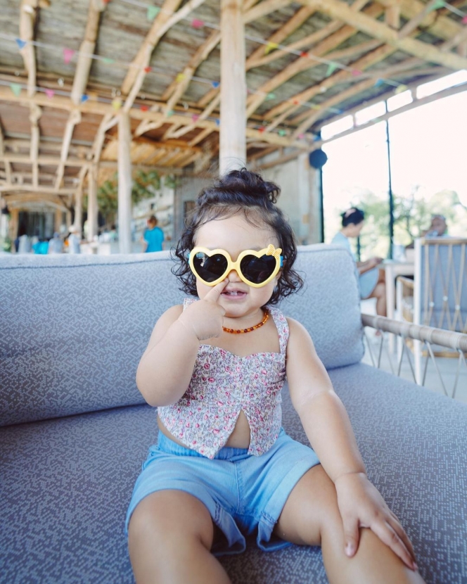 Makin Gemoy Kiyowo, Ini 8 Potret Xarena Anak Siti Badriah saat Berpose dengan Kacamata
