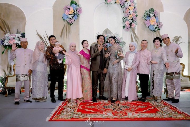 Potret Ayu Ting Ting Kondangan ke Pernikahan Karyawan, Humble dan Tak Sombong Diajak Berfoto Masyarakat
