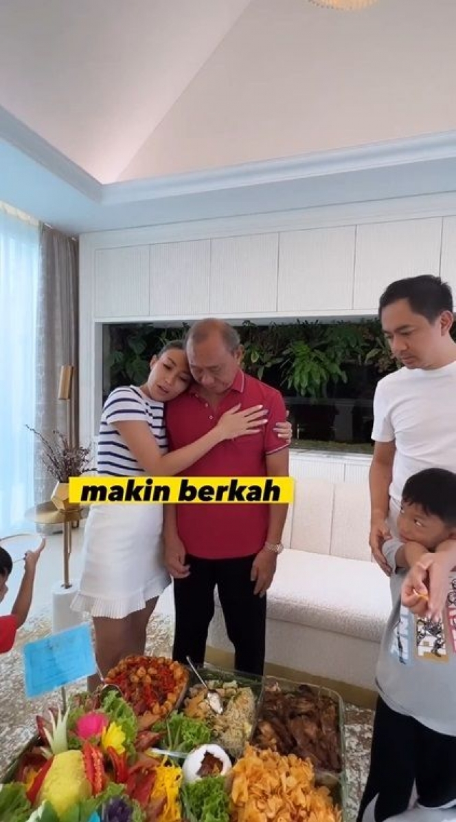 Momen Hangat Ayu Dewi bersama Sang Suami Rayakan Ulang Tahun Ayah ke-70, Kompak Banget!