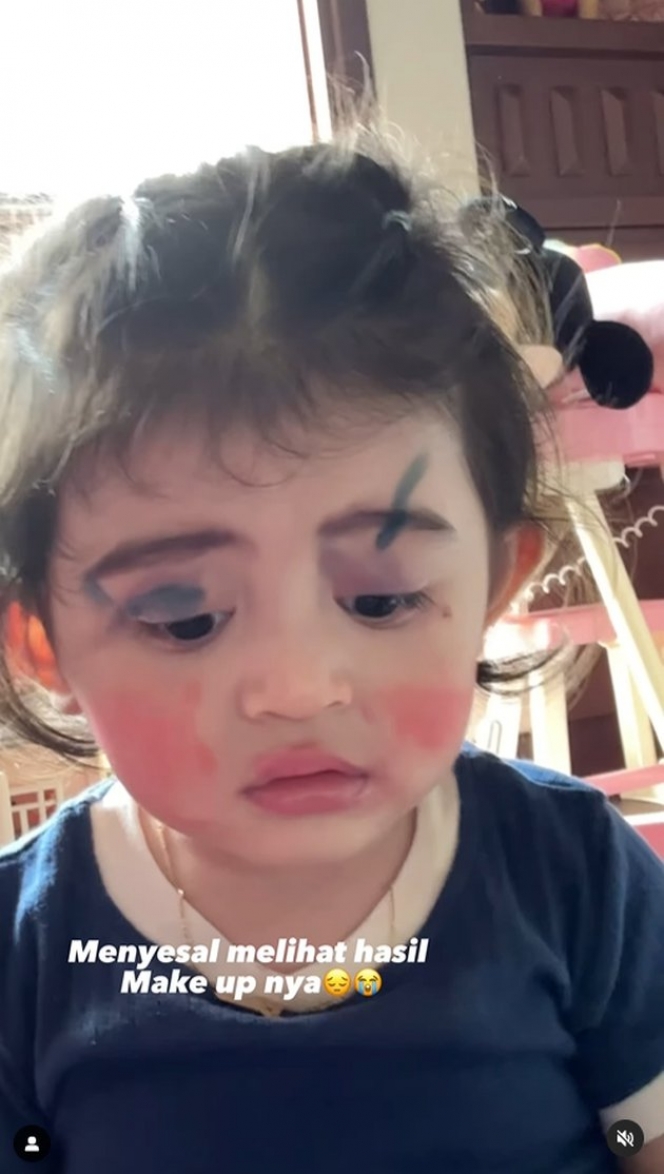 Biasa Tampil Cantik Bak Boneka, Ini Deretan Potret Gemas Baby Guzel dengan Wajah Cemong Kena Makeup