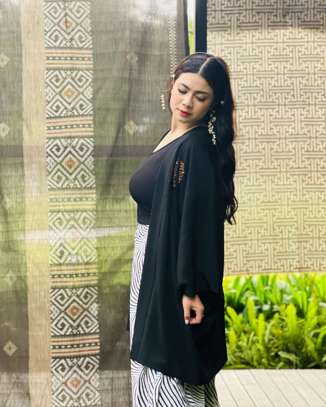 Cantik Banget! Pemotretan Terbaru Felicya Angelista Berbalut Kain Tenun Hitam Bikin Fans Terpana