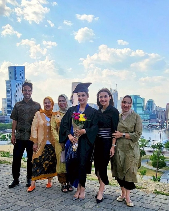 Keluarga Berprestasi, Intip 7 Potret Nahla Adik Najwa Shihab yang Baru Saja Raih 2 Gelar Dokter Spesialis di Amerika Serikat