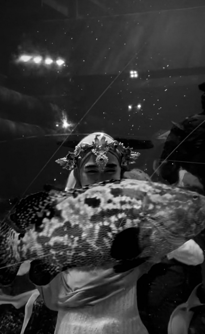 11 Potret Ria Ricis Cosplay Jadi Mermaid di Jakarta Aquarium, Ngaku Pengan Hidup di Laut Jadi Putri Duyung