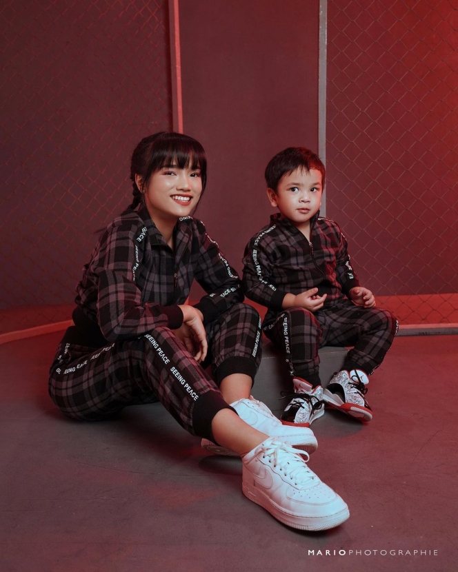 Fuji dan Gala Sky Jalani Pemotretan Bersama, Pancarkan Sporty Look dengan Outfit Kembar yang Super Kece