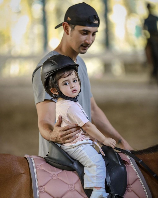 Belum Genap Berusia 2 Tahun, Ini Deretan Potret Guzel Anak Ali Syakieb dan Margin Wieheerm saat Menunggangi Kuda