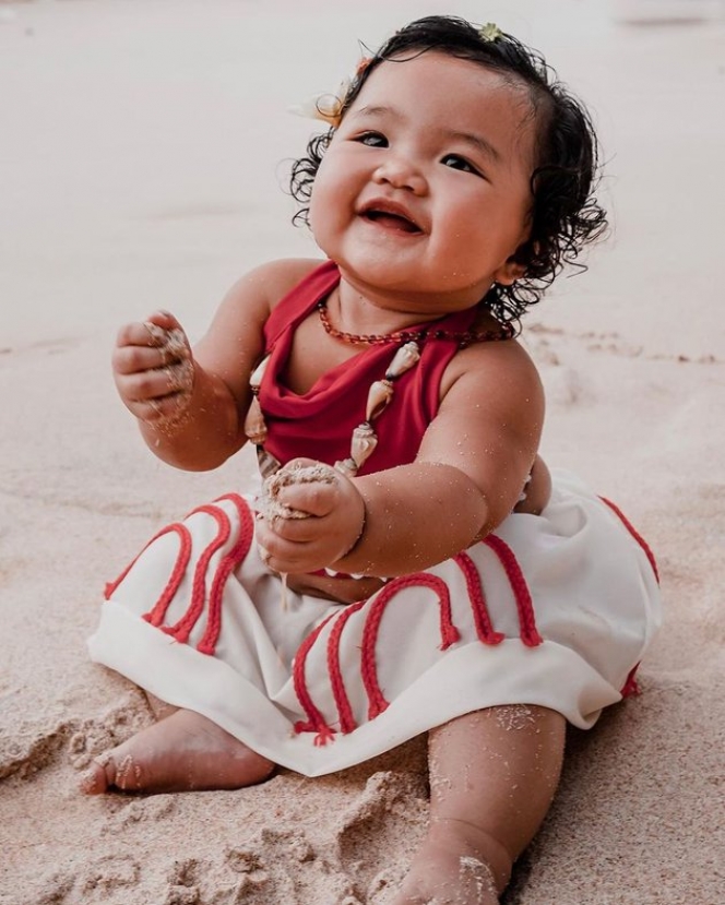 8 Potret Lucu Baby Xarena saat Main di Pantai, Pipi Gembulnya Bikin Gemas!