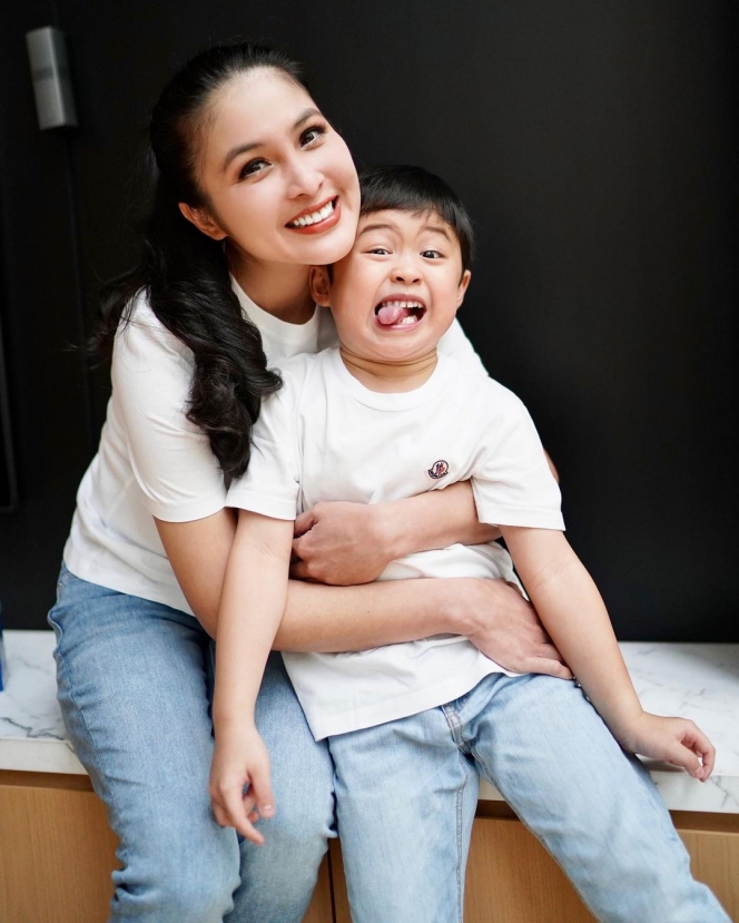 10 Potret Kebersamaan Sandra Dewi dan Putra Sulungnya Raphael Moeis, Bak Anak Kembar Beda Generasi Nih!