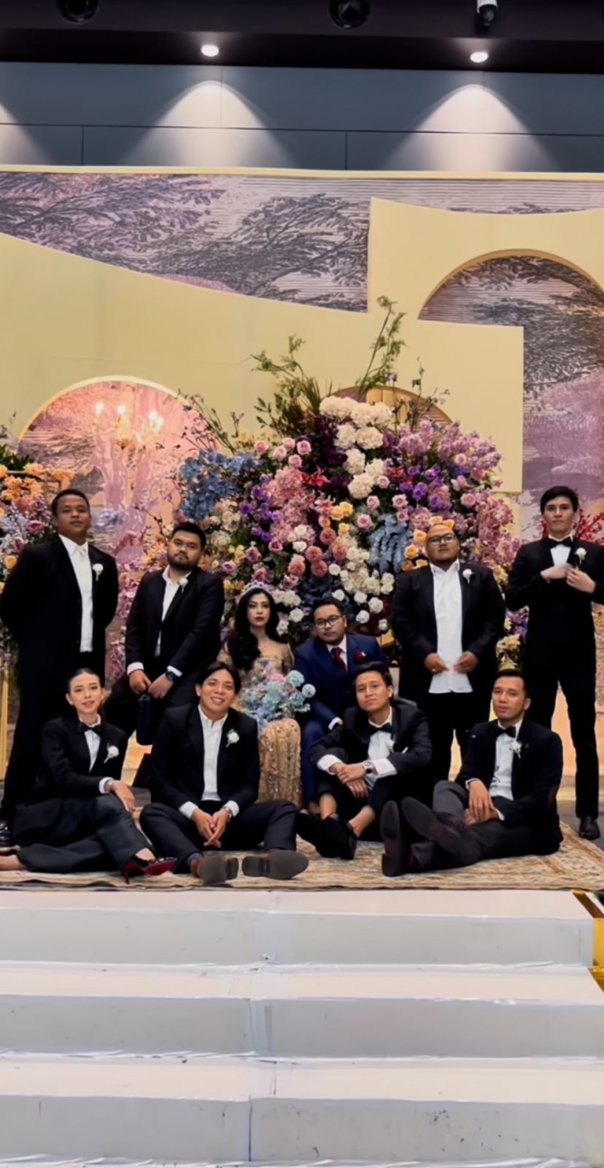 10 Potret Yuki Kato Jadi Groomsman di Pernikahan Sahabat, Tampil Maskulin Dikira Lagi Prewed
