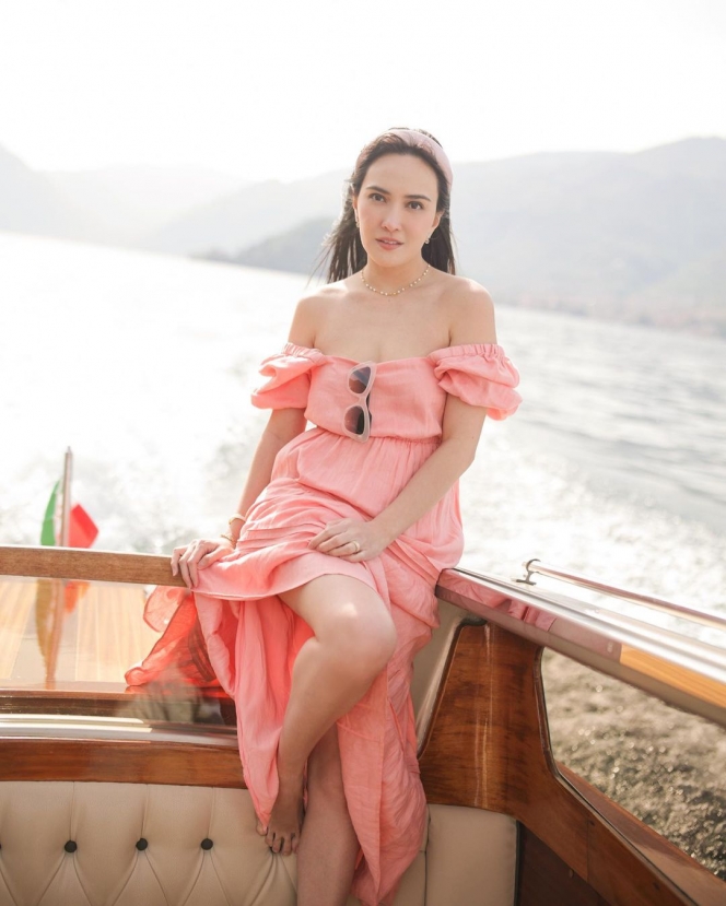 11 Inspirasi Gaya Cantik Shandy Aulia Selama di Italia, Penampilannya Curi Perhatian Bak Gadis ABG
