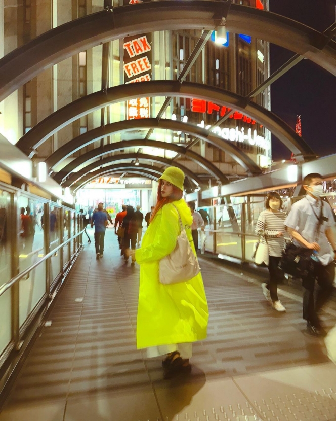 Keren Maksimal! Potret Tasya Farasya Jalan-Jalan di Jepang Pakai Outfit Warna Kuning Neon Banjir Pujian