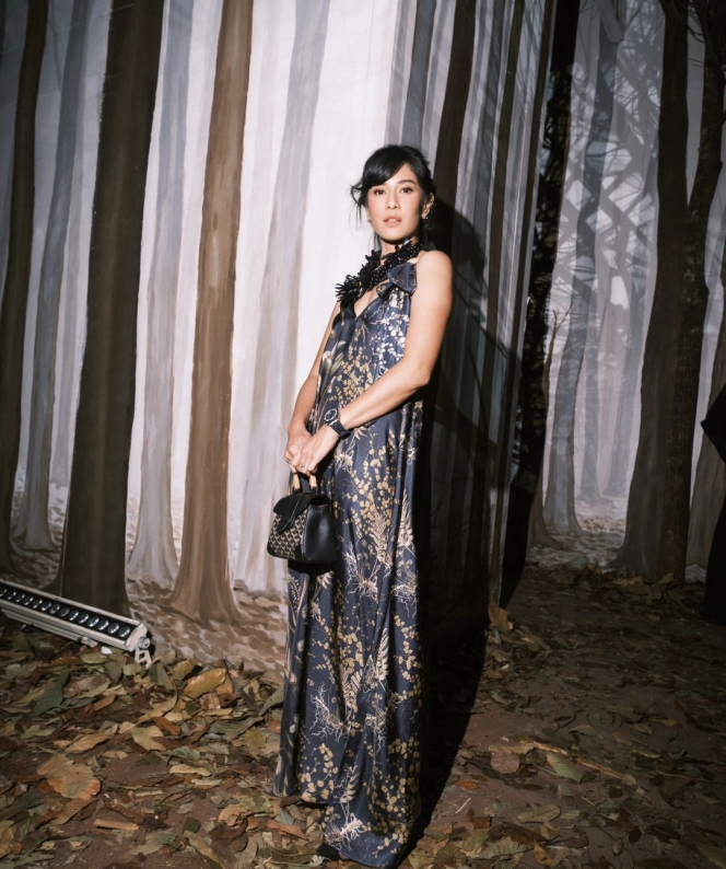Cantiknya Gak Habis-Habis! Potret Dian Sastro Tampil Menawan dengan Dress Batik di Acara Fashion Show Sukses Bikin Terpana