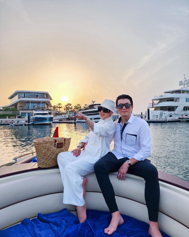Nikmati Honeymoon Romantis di Dubai, Ini Deretan Potret Syahrini dan Reino Barack Mesra-Mesraan di Kapal Mewah