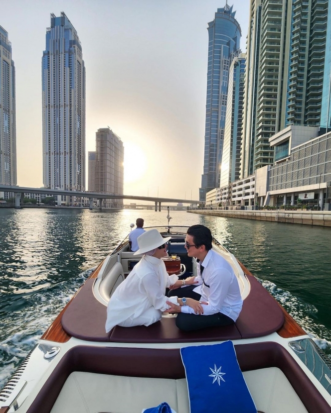 Nikmati Honeymoon Romantis di Dubai, Ini Deretan Potret Syahrini dan Reino Barack Mesra-Mesraan di Kapal Mewah