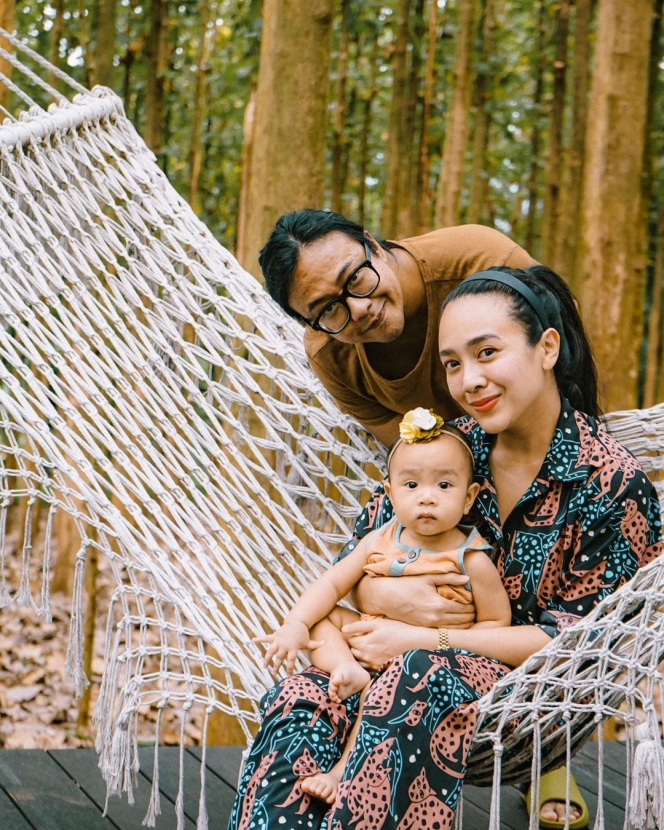 Potret Dea Ananda Healing bareng Keluarga Kecilnya, Nikmati Suasana Tenang di Tengah Hutan Jati