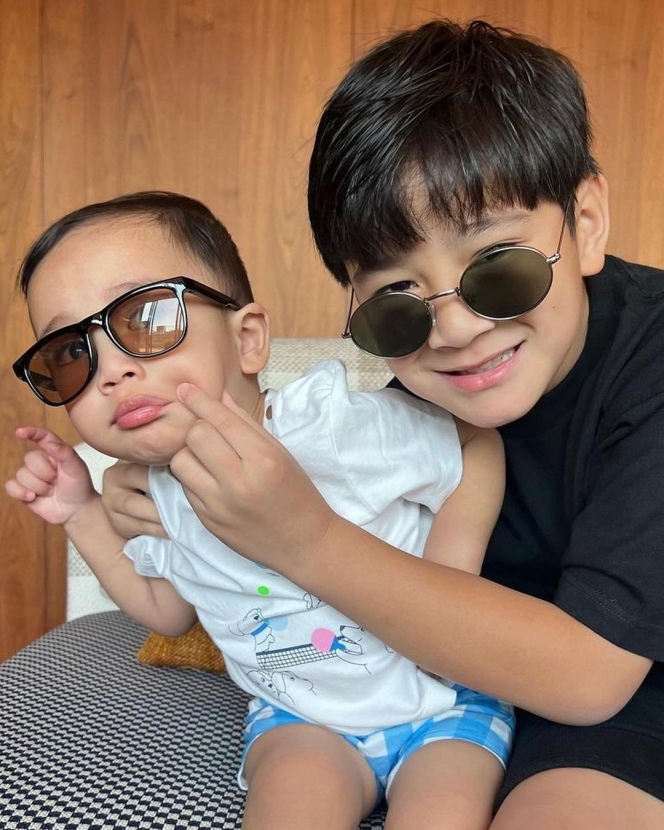 Potret Rafathar Terlalu Gemas ke Rayyanza, Duo Kakak Beradik yang Cute Abis!