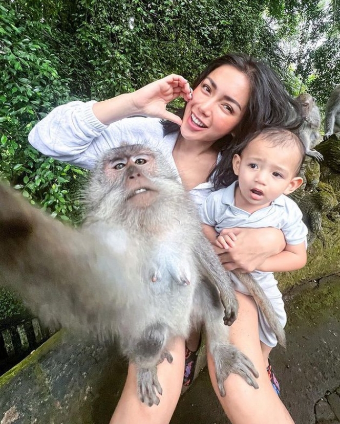 Potret Jessica Iskandar dan Baby Don Foto Bareng Monyet, Narsis Banget Sampai Naik ke Pangkuan Jedar