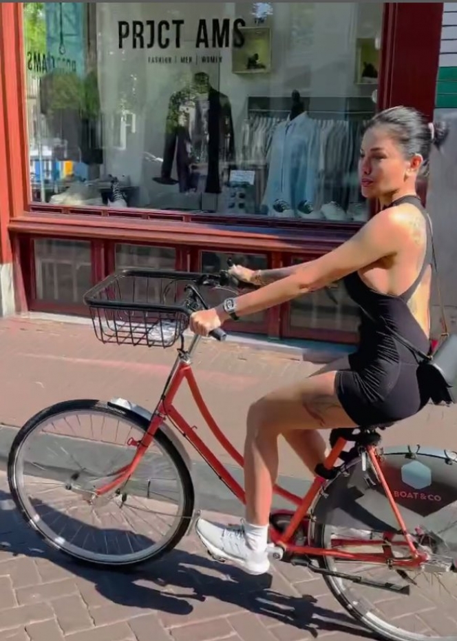 Deretan Momen Nikita Mirzani Liburan ke Amsterdam, Diduga Bareng Cowok Baru