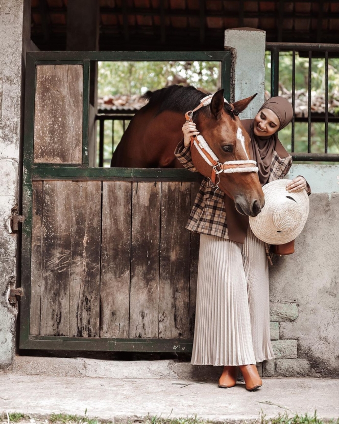 Zaskia Sungkar Jalani Pemotretan sambil Ditemani Kuda, Penampilannya Kece Abis!