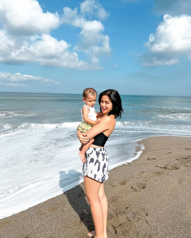 Potret Jessica Iskandar Ajak Baby Don Main di Pantai, Berasa Liburan Tiap Hari!