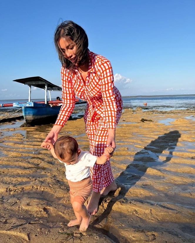 Potret Jessica Iskandar Ajak Baby Don Main di Pantai, Berasa Liburan Tiap Hari!