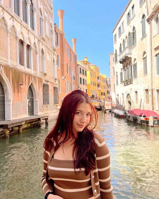 Potret Cassandra Lee di Venice, Pesona si Rambut Merah Nggak Ada Lawan!