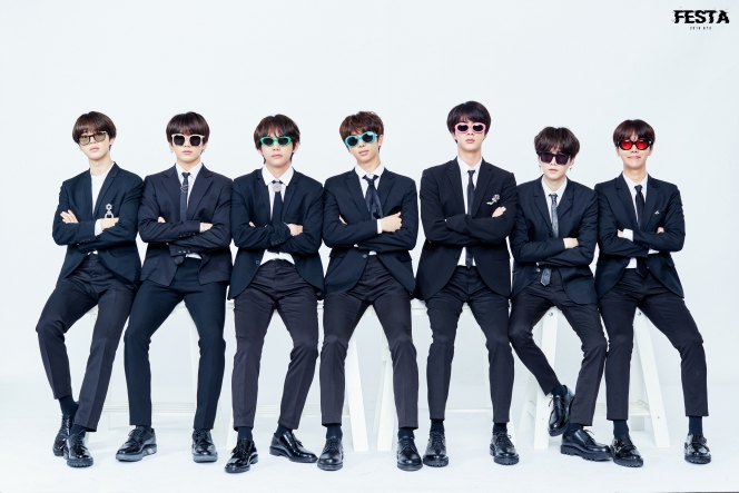Rayakan 10 Tahun Debut, Ini Deretan Potret BTS dalam Family Photoshoot untuk Festa 2014 Hingga 2023! 