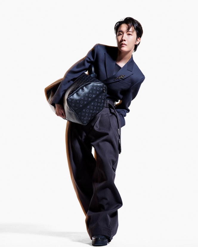 Kece Badai, J-Hope BTS Sukses Bikin Penggemar Terpukau di Pemotretan untuk Campaign New Keepall Bag Louis Vuitton