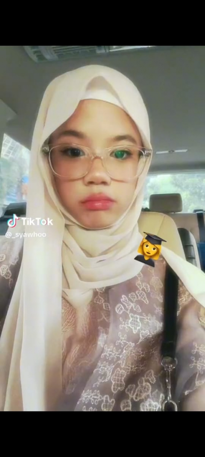 Pakai Hijab dan Makeup Minimalis, Ini Potret Kelulusan Safeea Ahmad Putri Ahmad Dhani dan Mulan Jameela yang Curi Perhatian!